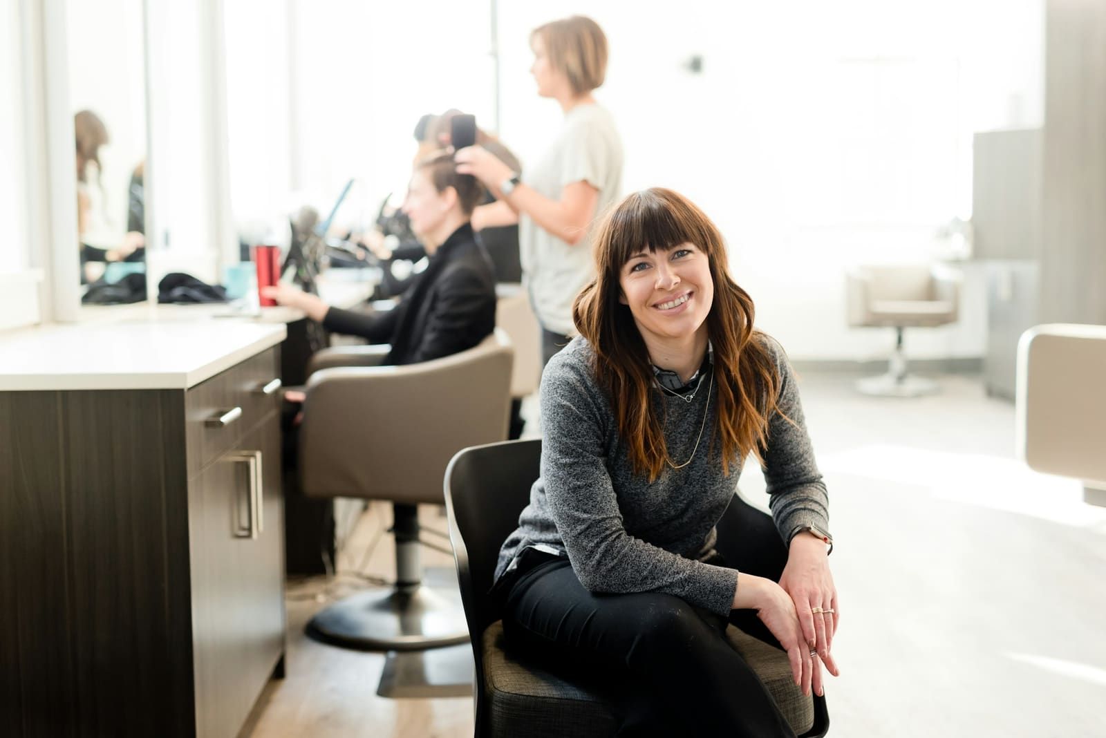 Inès, coloriste, assise dans le salon