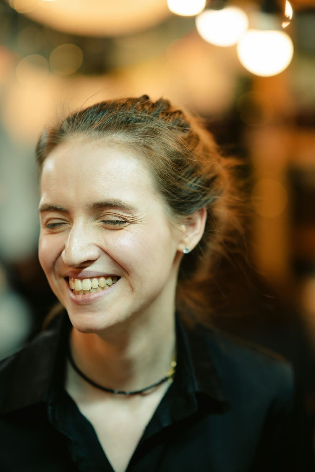 Lou, esthéticienne, souriante