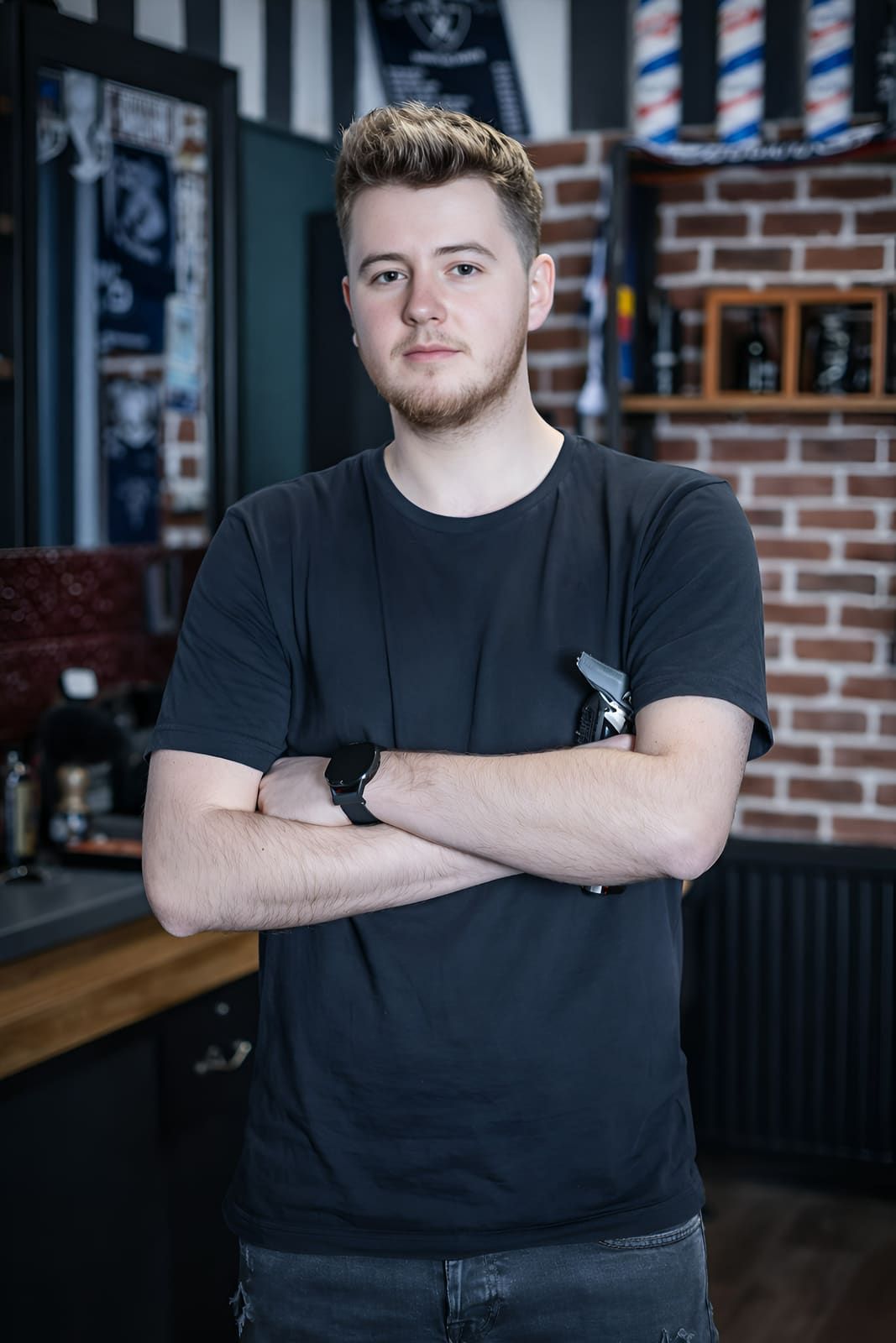 Mathis, coiffeur, bras croisés dans le salon
