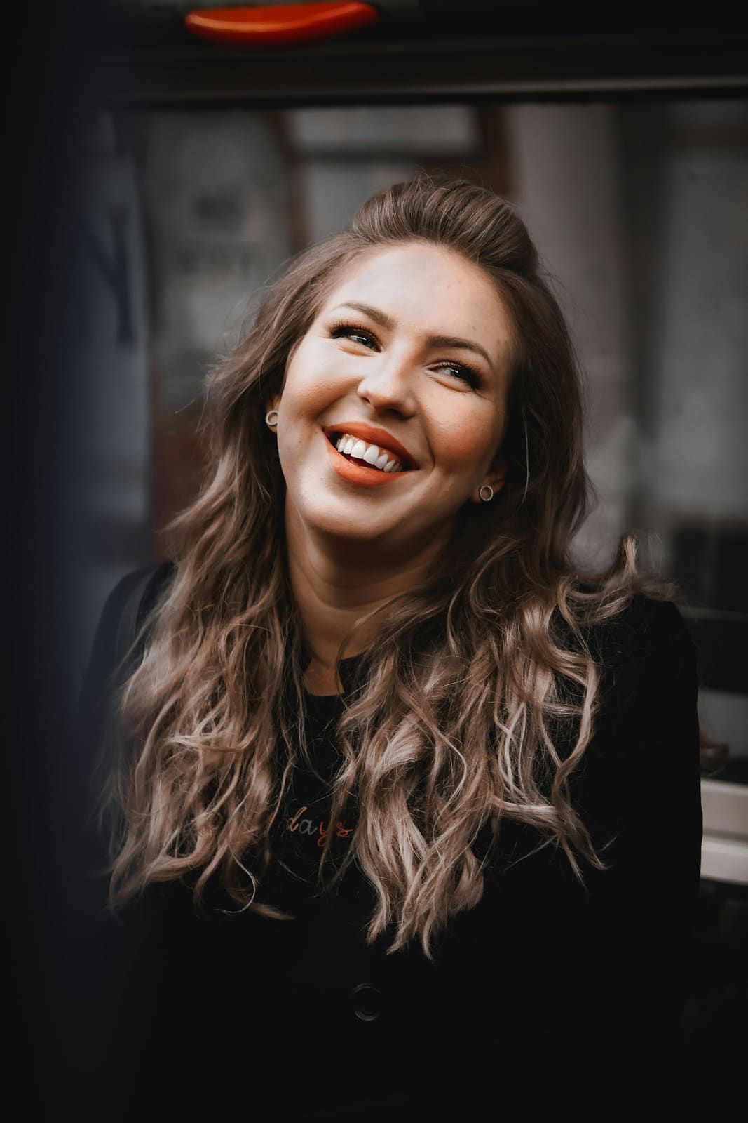 Sofía, coiffeuse, souriante