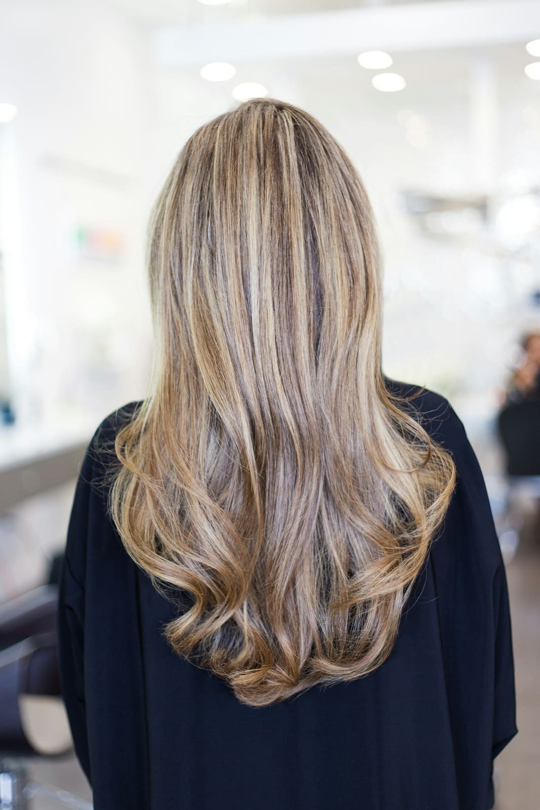 Longs cheveux au balayage blond miel, vus de dos