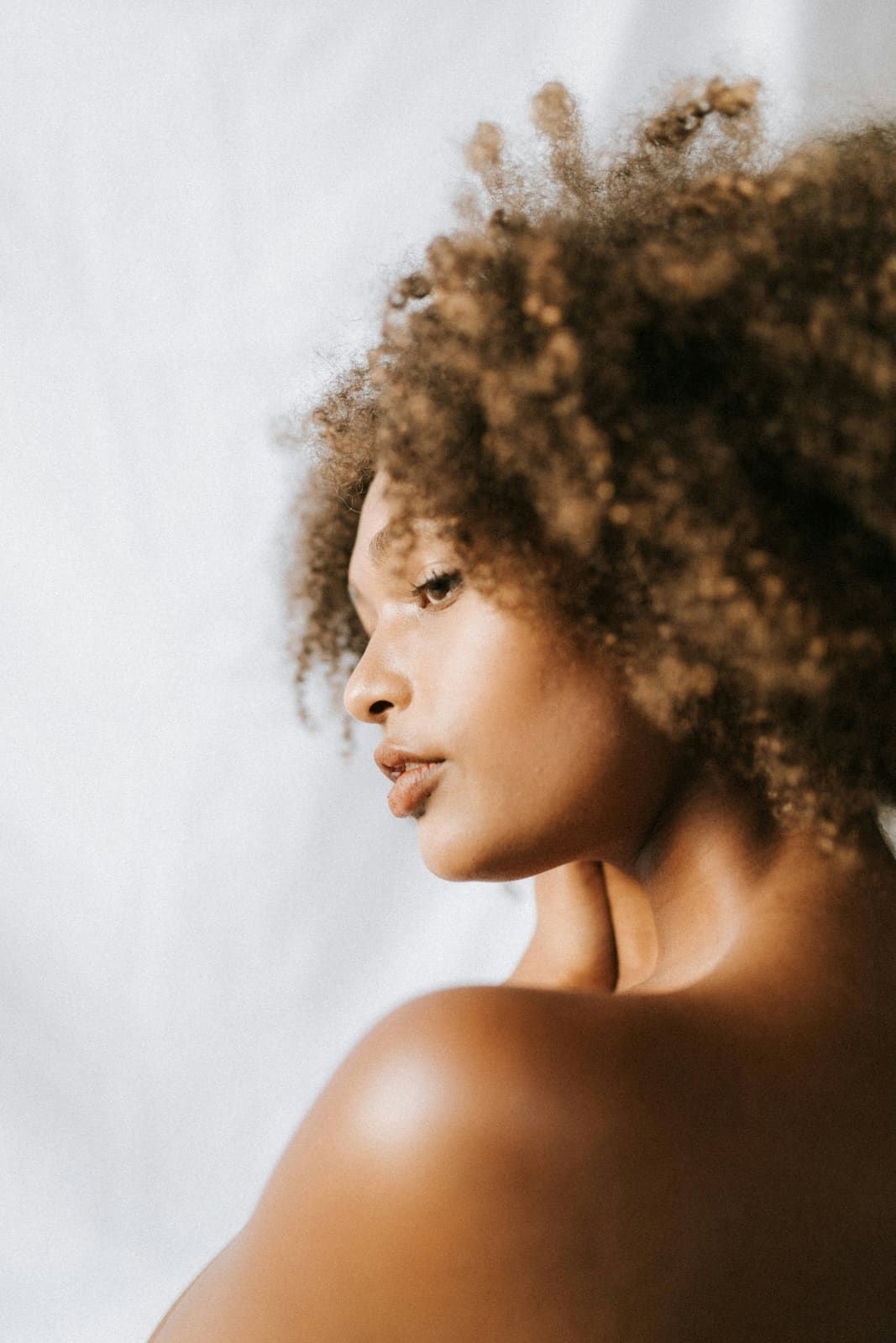Boucles blond doré en volume, vues de profil