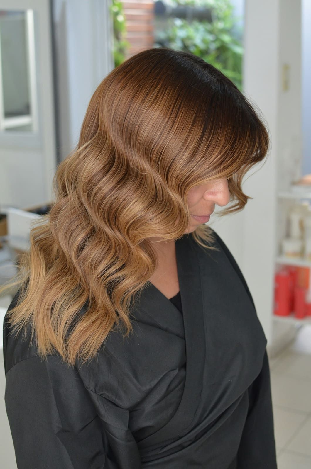 Cheveux mi-longs ondulés, dégradé caramel