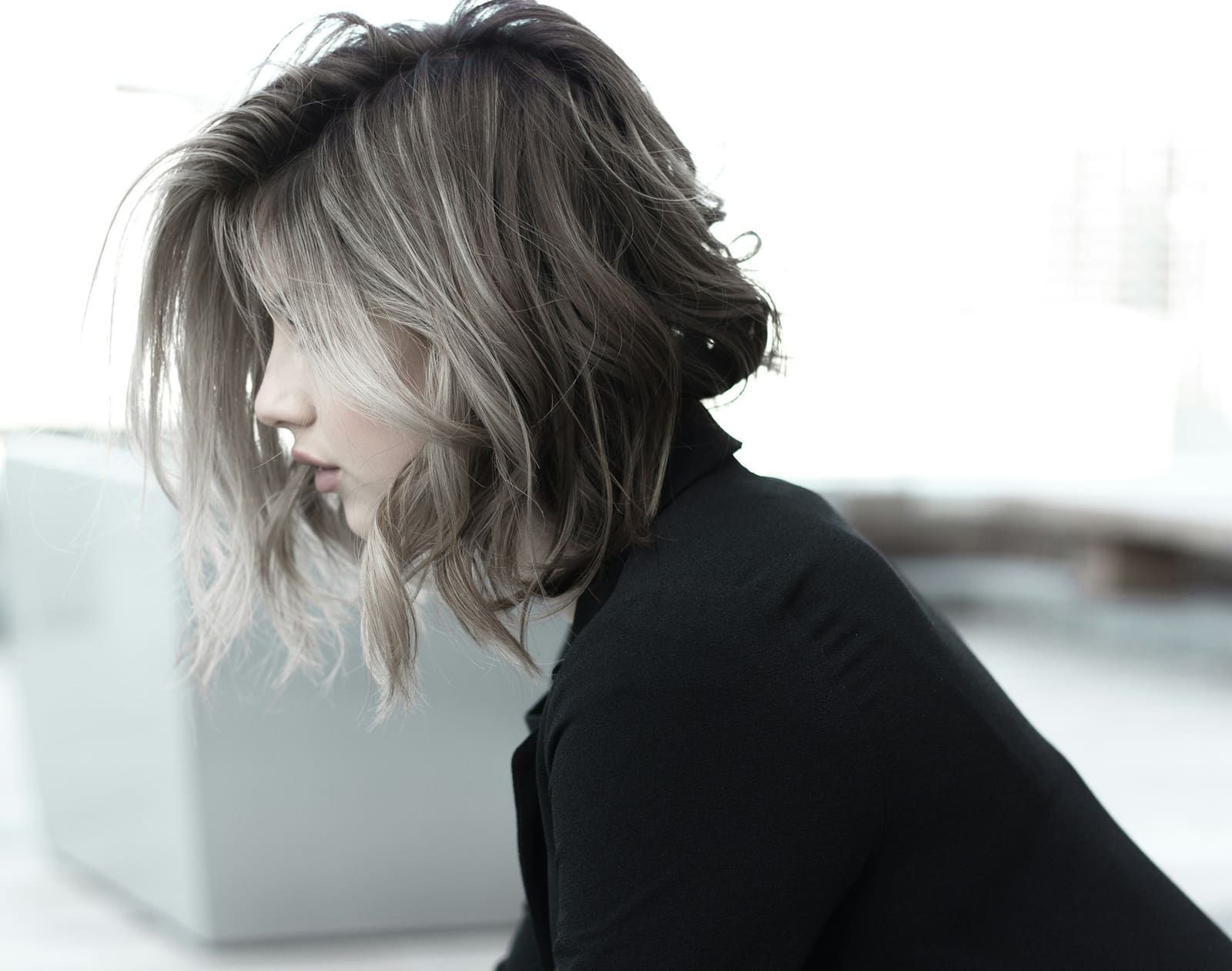 Carré dégradé gris cendré, vu de profil