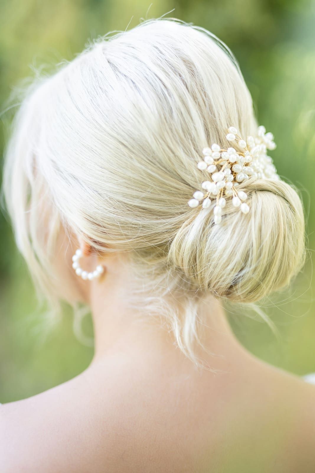 Chignon bas blond orné d’un bijou de cheveux