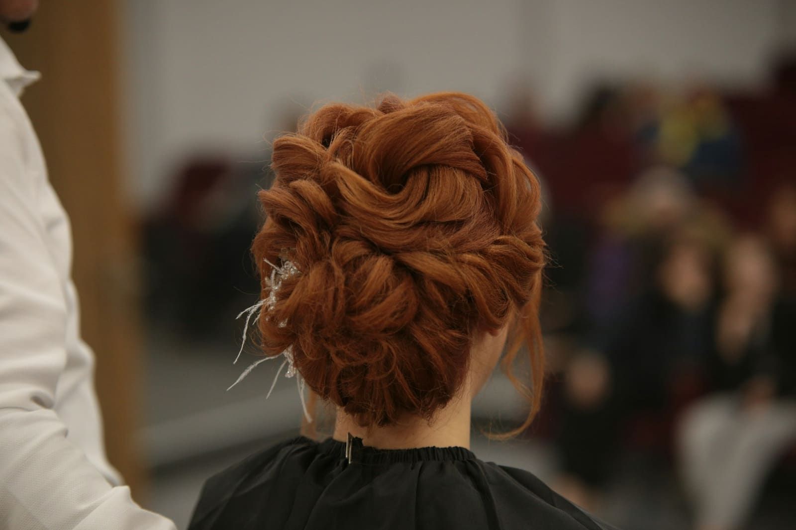 Chignon flou sur cheveux roux, vu de dos